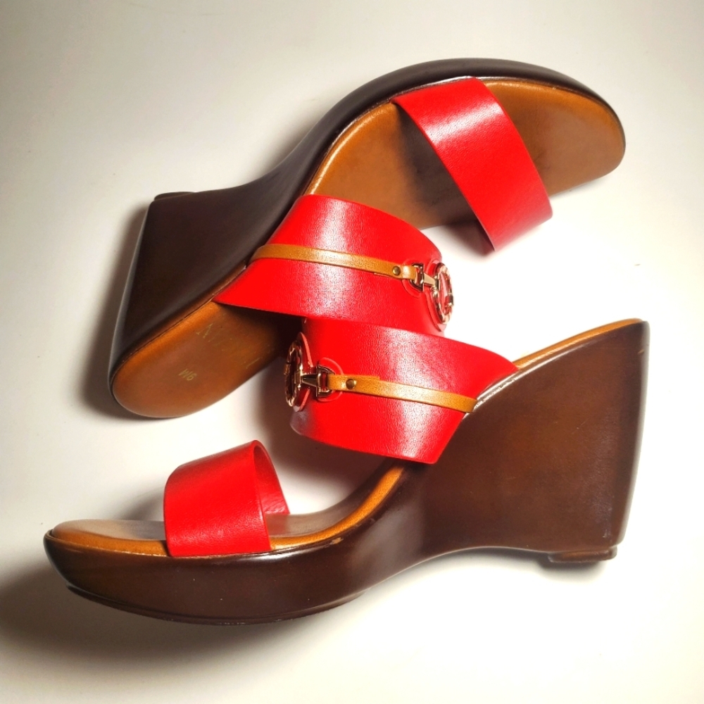 ITALIAN SHOEMAKERS Red Leather Wedge with Gold Buckle Size 9M - New - Picture 6 of 11